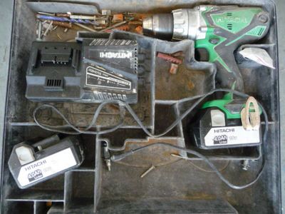 une boîte à outils avec des outils sur le sol