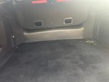 l'arrière d'une voiture dont le coffre est ouvert et le coffre ouvert