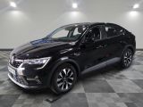 Un SUV noir est garé dans une grande pièce au sol carrelé.