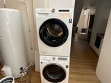 une machine à laver et un sèche-linge placés l'un à côté de l'autre dans une pièce