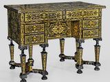 un bureau richement décoré, muni de deux tiroirs et de deux pieds