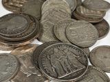 une pile de pièces de monnaie posée sur une table blanche