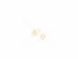deux petites boucles d'oreilles en or ornées d'un diamant, posées sur une surface blanche