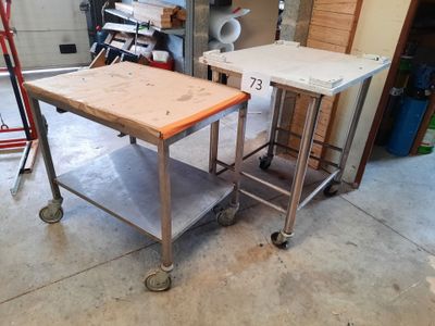 une table posée sur un chariot dans le garage