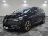 une voiture noire garée sur le sol en damier d'un garage