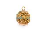 un pendentif composé de perles dorées et turquoise