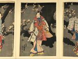 Trois tableaux représentant des femmes vêtues de costumes traditionnels japonais sont accrochés au mur.