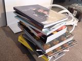 des livres empilés les uns sur les autres devant une porte