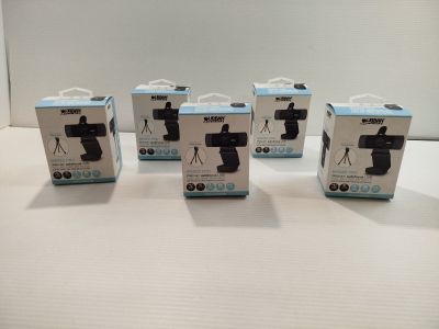 quatre boîtes contenant du matériel photographique posées sur une table blanche