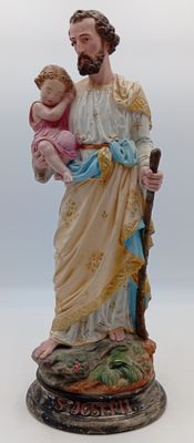 figurine représentant Jésus tenant un bébé dans ses bras