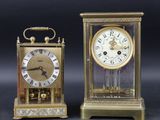 deux horloges placées l'une à côté de l'autre sur une table