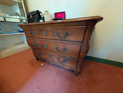 Commode tombeau en noyer et chêne style Louis XV ouvrant à 3…