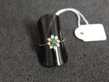 une image représentant une bague noire sertie d'une pierre verte