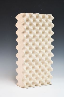 une photo d'une sculpture représentant un bloc de mousse