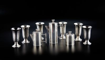 un ensemble de vases en argent posés sur une table
