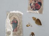 une image représentant une image de la Vierge Marie et d'autres objets religieux