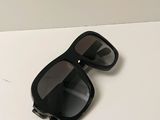 une paire de lunettes de soleil noires posée sur une table