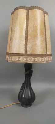 l'image d'une lampe posée sur une table