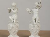 deux figurines posées l'une sur l'autre sur une table