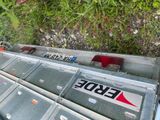un camion auquel une remorque est attelée sur le côté