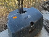 une valise noire posée sur une dalle de béton