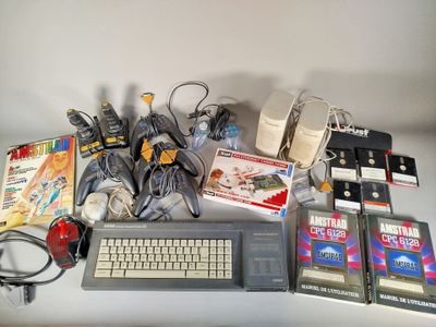 beaucoup d'appareils électroniques et de jeux sur la table