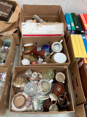 de nombreux cartons remplis d'objets divers posés par terre