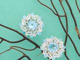 des flocons de neige sur les branches d'un arbre, sur fond vert