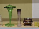 de nombreux vases de différentes couleurs, disposés les uns à côté des autres sur une étagère
