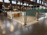 une photo d'un magasin où de nombreux articles sont éparpillés sur le sol