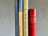 trois livres sont empilés sur une table