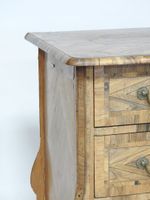 Commode de type Mazarine en bois naturel et de placage ouvra… (photo 2)