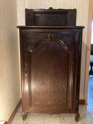 Confiturier en chêne mouluré et sculpté, le dosseret en part…