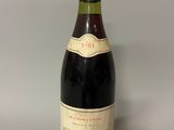 une bouteille de vin posée sur une table
