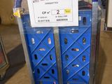 un chariot bleu sur lequel est accrochée une pancarte, dans un entrepôt