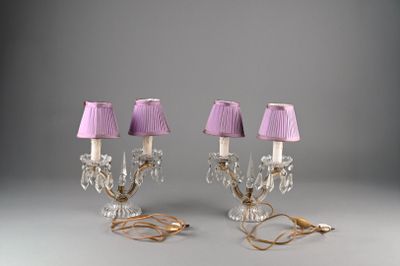 une paire de lampes de table en cristal et en laiton, chacune dotée d'un abat-jour