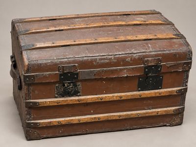 une vieille malle posée sur une table