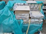 une pile de cartons sur un chariot dans la rue