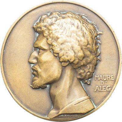 une image d'un gros plan d'une médaille sur fond blanc