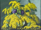 des fleurs jaunes et violettes dans un vase en verre posé sur une table
