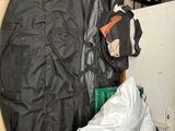 une photo montrant un tas d'ordures dans un garage