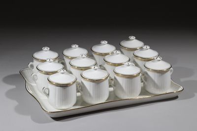 une image représentant un plateau sur lequel sont disposées des tasses à café et leurs soucoupes