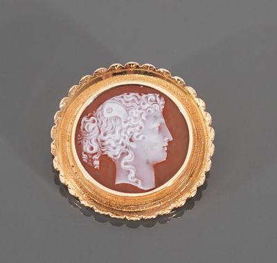 Broche circulaire en or jaune 18k 750 millièmes à décor de f…