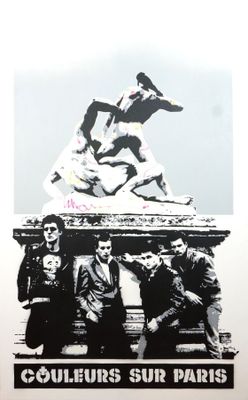 affiche représentant un groupe de jeunes hommes assis au sommet d'une statue