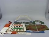 beaucoup de petits trains miniatures posés sur une table blanche