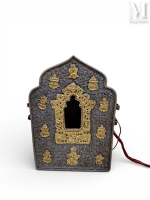 une petite boîte en métal ornée d'un motif doré