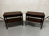 paire de tables d'appoint de style « mid-century » avec étagères