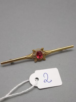 1 Broche Or 750/1000 ornée d'une pierre rouge 2,60 g H 6,5 cm