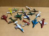 tout un tas de petits avions jouets posés sur une table