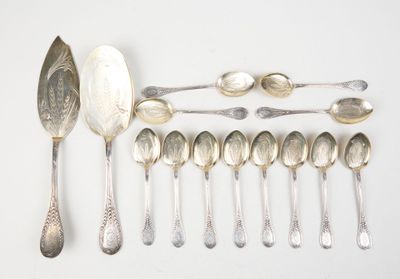 many spoons and spoon spoons laid out on a table